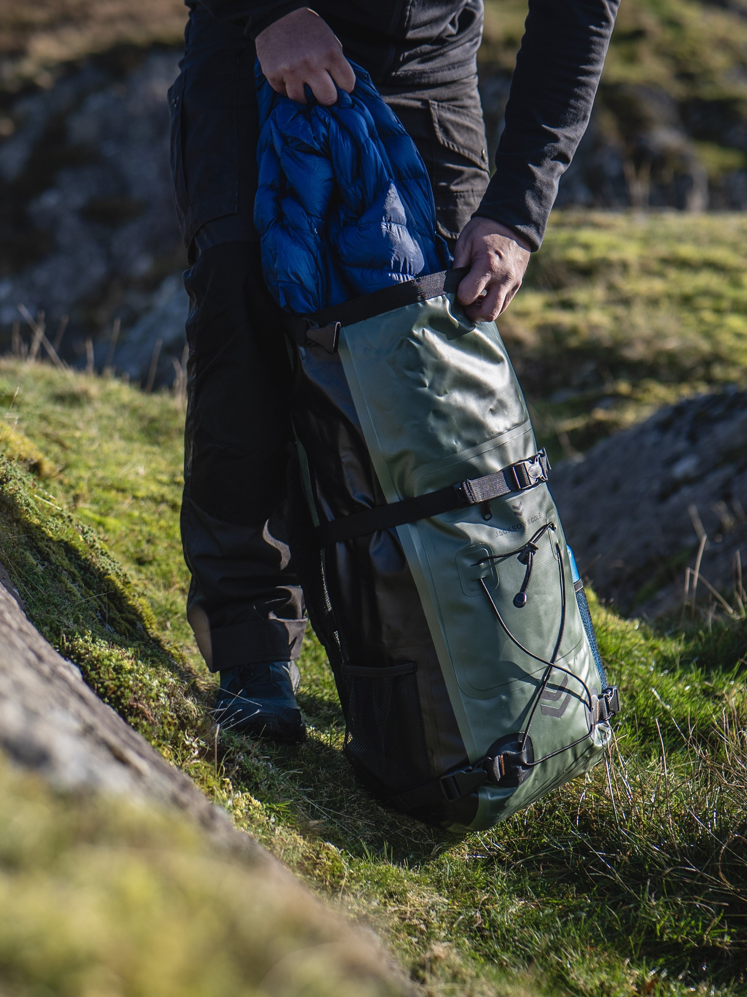 Aonyx 25 backpack being unloaded